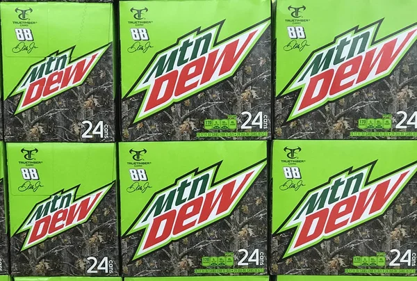 Mountain Dew cajas en un estante de comestibles — Foto de Stock