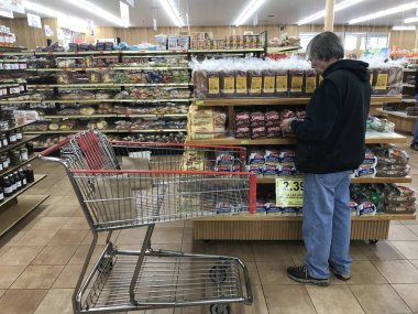 Modern bir markette alışveriş adam