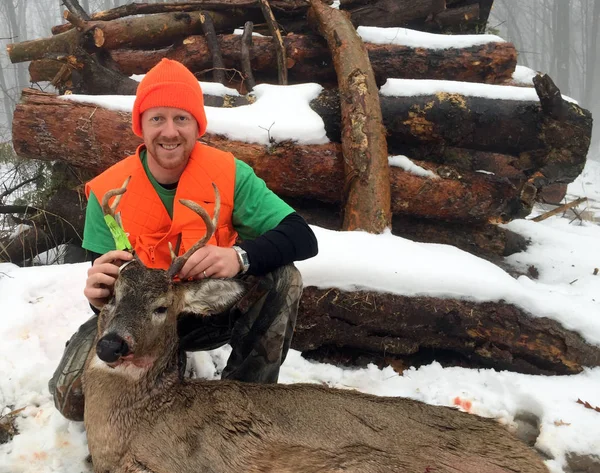 Wisconsin cacciatore di cervi con un Whitetail Buck — Foto Stock