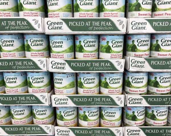 Several cans of Green Giant Yellow Corn on a Grocery Shelf — Stock Photo, Image