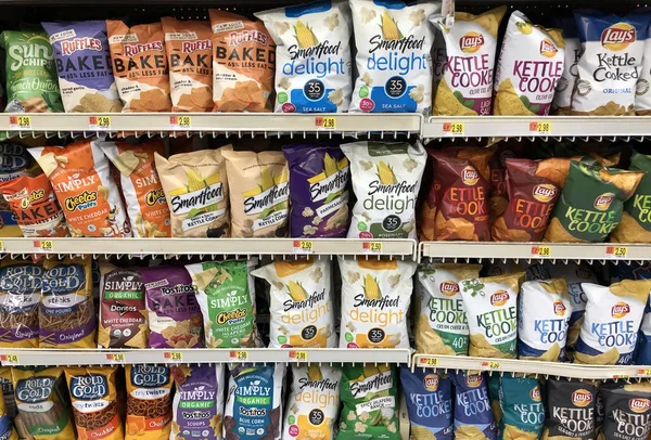 Zacskó Chips és snackeket a modern élelmiszer-áruház — Stock Fotó