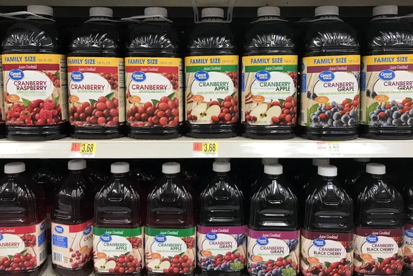 Több palack áfonya Juice egy boltban polcon — Stock Fotó