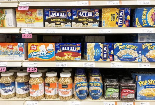 Several types of Popcorn on a grocery shelf — Stock Photo, Image