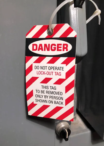 Lock Out tag σε ένα πίνακα electirical — Φωτογραφία Αρχείου