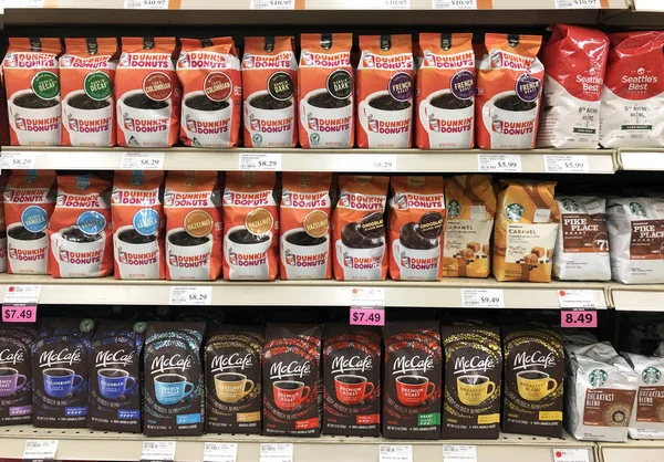 Vários pacotes de café moído em uma prateleira de mercearia — Fotografia de Stock