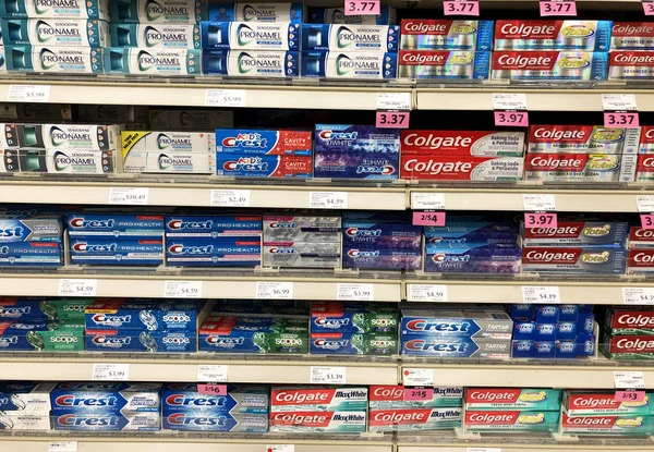 Plusieurs marques de dentifrice sur une étagère d'épicerie — Photo