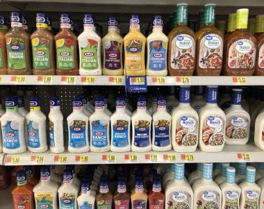 Bir mağaza shrlf bir remake birkaç şişe