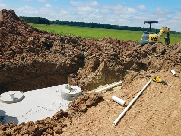 Beton septik gömüldüğünü tanklar tutarak — Stok fotoğraf