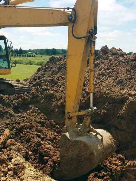Bagger gräbt Loch für Hausbau Stockbild