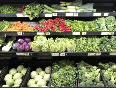 Çeşitli sebze bir mağaza raf