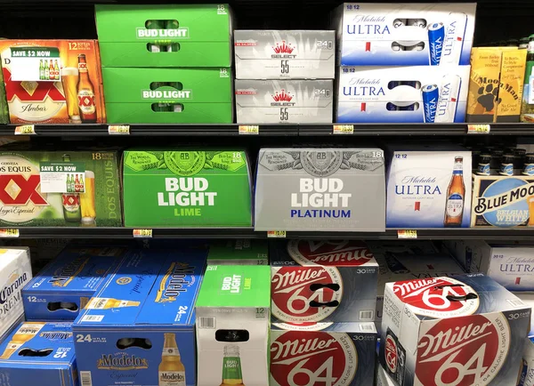 Több féle sört egy élelmiszer-áruház polc — Stock Fotó