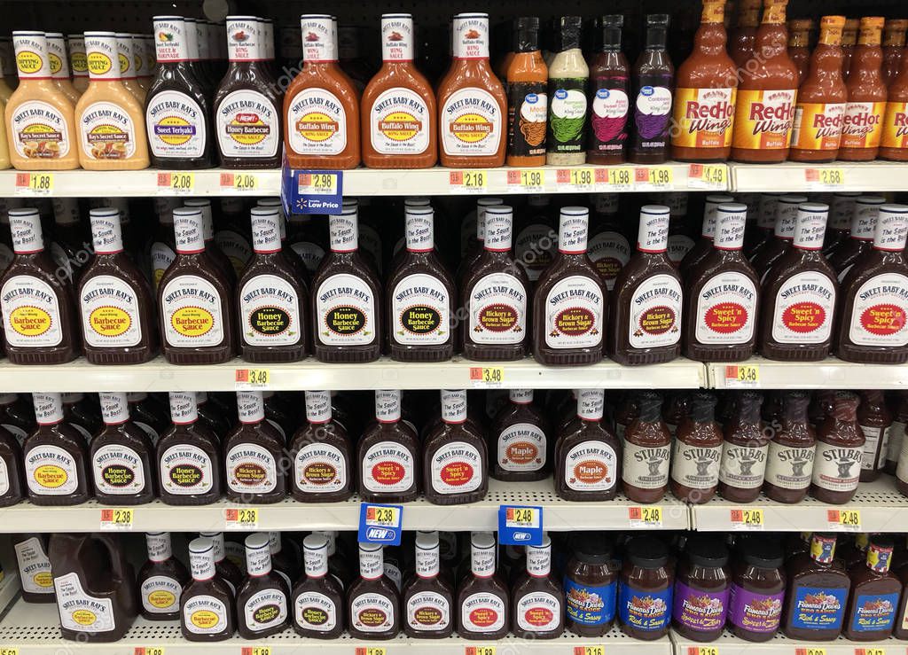Mehrere Marken von BarbecueSoße auf einem SupermarktRegal