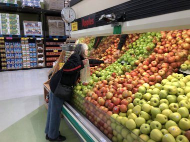 Meyve bir bakkal alışveriş kadın