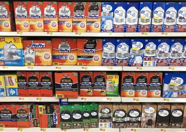 Várias marcas de sacos de lixo em uma prateleira da loja — Fotografia de Stock