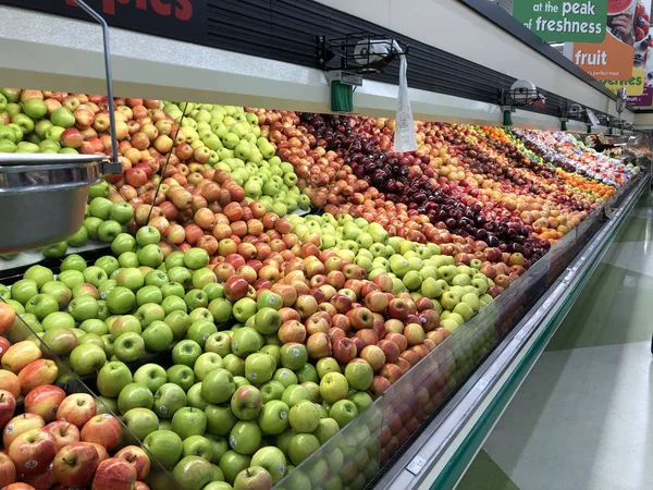 Apples and fruit in a modern Grocery Store — Stock Photo, Image