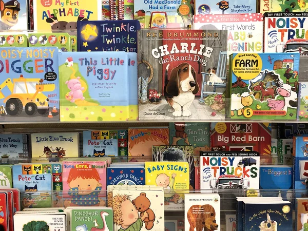 Spencer Wisconsin Mayo 2018 Varios Libros Para Niños Estante Moderno Imagen de stock