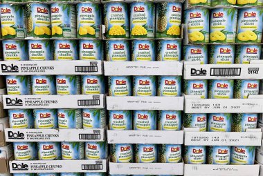 Bakkal rafında ananas konserveleri
