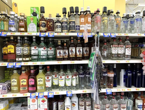Μπουκάλια Αλκοολούχων Ποτών σε ράφι καταστήματος — Φωτογραφία Αρχείου