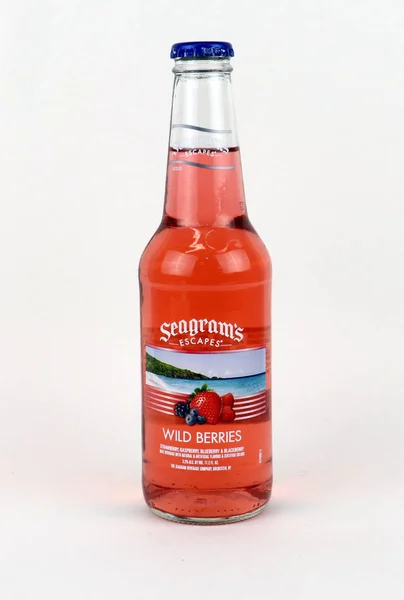 Seagram's Excapes Wild Berries的酒瓶 — 图库照片