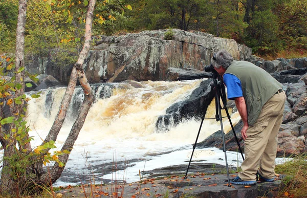 滝の写真を撮る自然写真家 — ストック写真