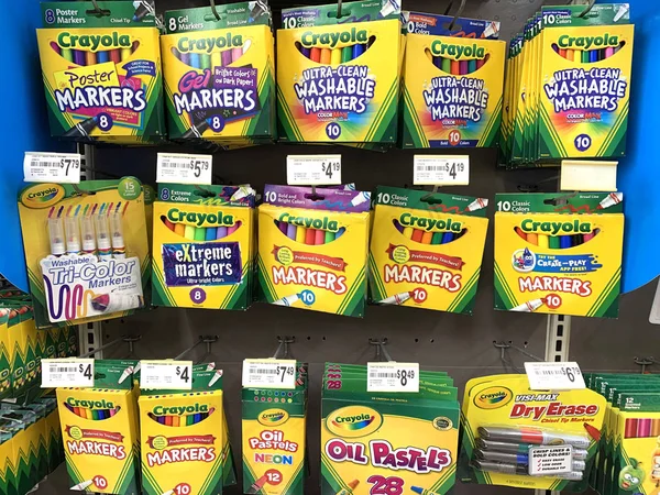 Разнообразие маркеров Crayola на полке магазина — стоковое фото