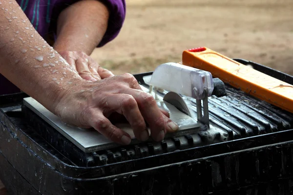 Cutting floor tile on a Tile Saw — Stock Photo, Image