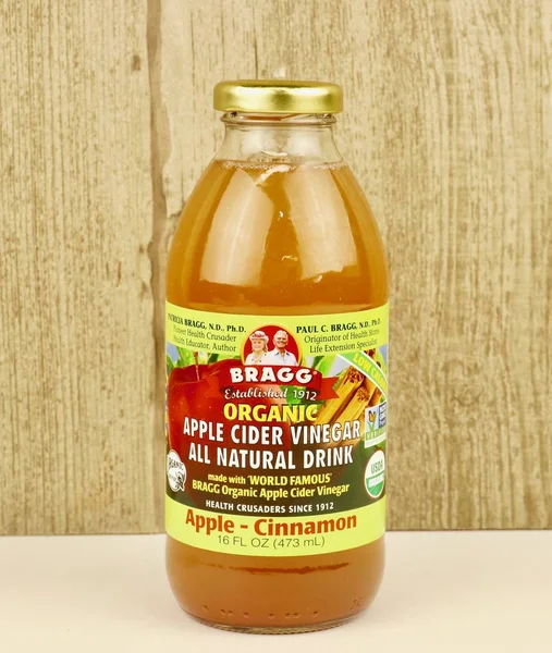 Bottle of Bragg Apple Cider Vinegar — Stock Photo, Image