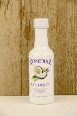 Spencer, Wisconsin, ABD, 15 Şubat 2020 Rondiaz Coconut Rum şişesi Ron Diaz, Amerika 'da şişelenmiş bir şişedir.
