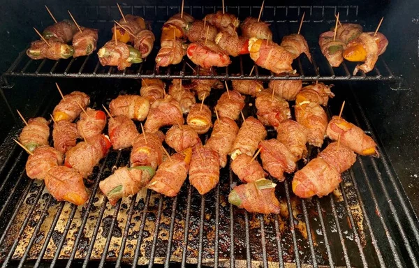 Bacon Embrulhado Jalapeno Poppers Uma Grade Livre — Fotografia de Stock