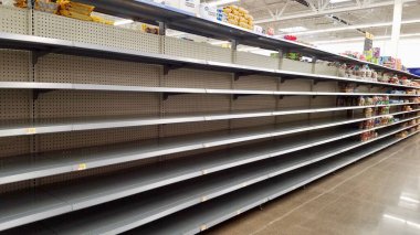 Spencer, Wisconsin, ABD, Mart 19, 2020 Coronavirus salgınından kalma boş market rafları