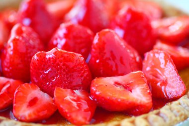 Taze çilek pasta üzerinde tepesi