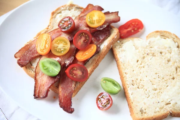 Sandwich med bacon och körsbärstomater — Stockfoto