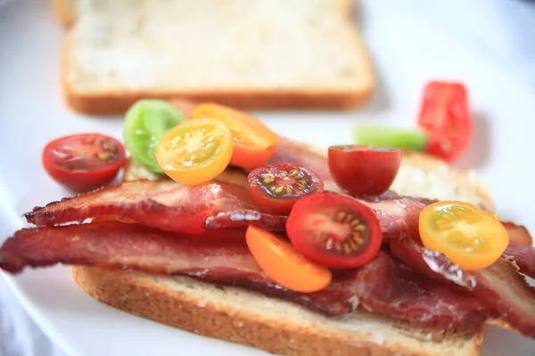 Primer plano de sándwich de tocino cortado grueso —  Fotos de Stock