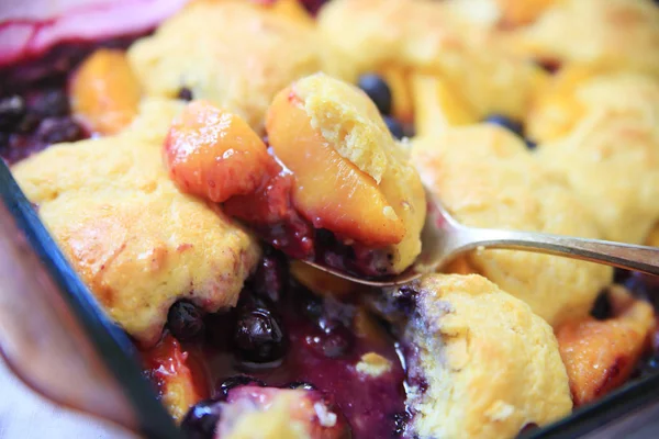 Fresh peach blueberry cobbler closeup — Stock Photo, Image