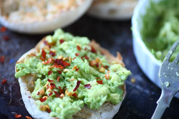 Rød peber flager på avocado toast - Stock-foto