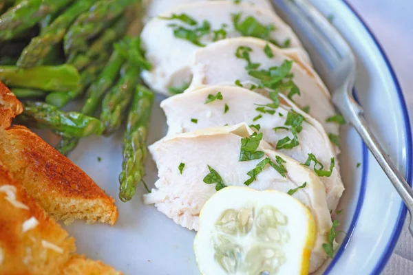 Overhead of chicken with asparagus — Stock Photo, Image