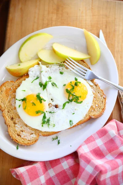 Frukost ägg med toast overhead — Stockfoto