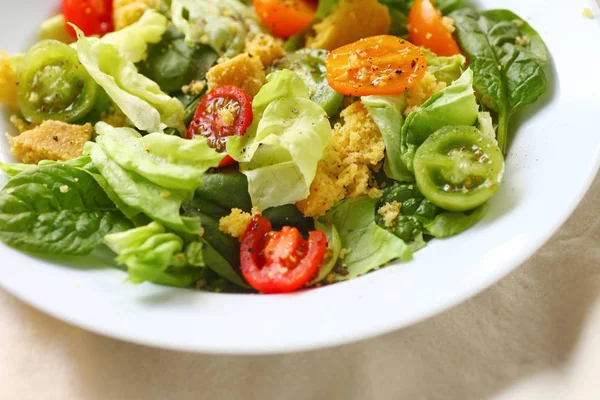 Salad of cornbread, lettuce, cherry tomatoes — Stock Photo, Image