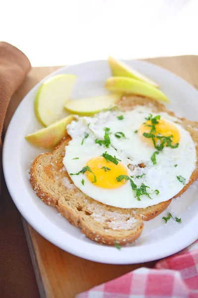 Torradas e ovos fritos café da manhã — Fotografia de Stock