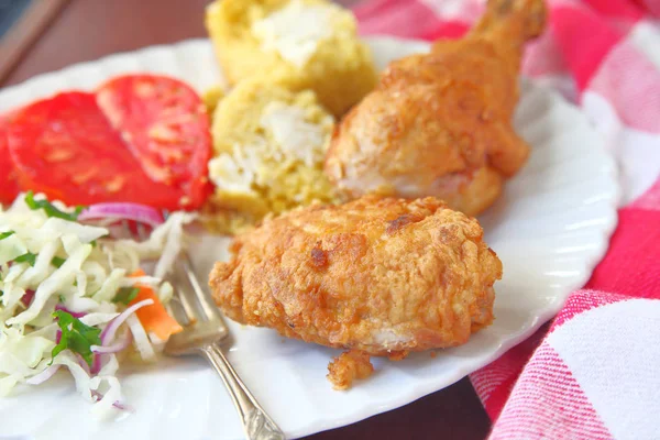 Southern fried chicken with vegetables — Stock Photo, Image