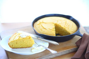 Skillet cornbread, parça kesme