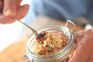 Cam Kavanoz gelen spooning granola