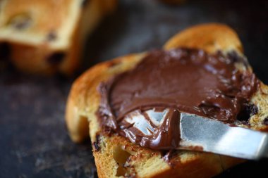 Kızarmış börek üzerinde çikolata yayıldı