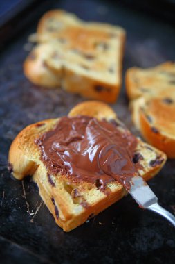 Tatlı çörek dilimleri ile çikolata yayıldı