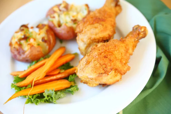 Fried chicken with carrots and potatoes — Stock Photo, Image