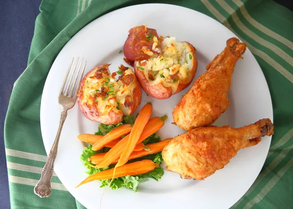 Куриный ужин с картошкой и морковью — стоковое фото