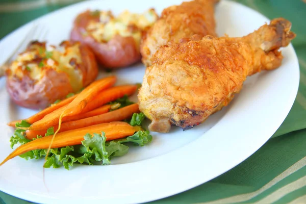 Plate of fried chicken with vegetables — Stock Photo, Image