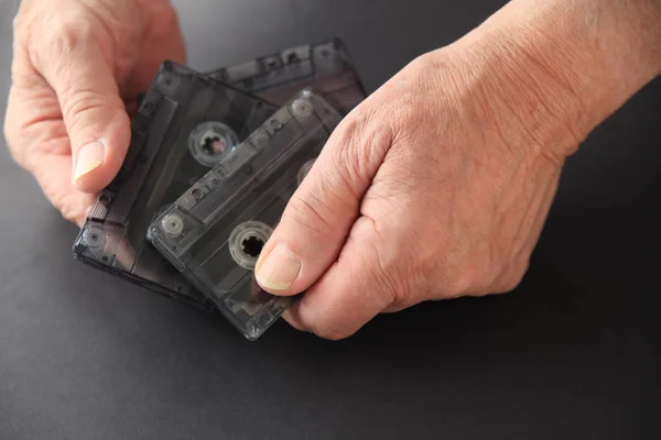 Yaşlı adamın kasetlerden tutar — Stok fotoğraf