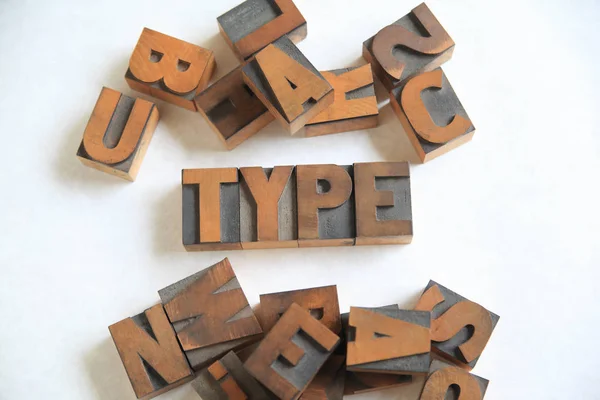 Mot type avec lettres assorties en bois — Photo