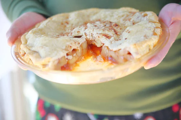 Hombre con tarta de manzana — Foto de Stock